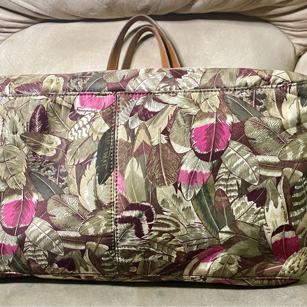 NWT Womens Beautiful Salvatore Ferragamo Milos Pink Feathered Tote with Pouch - Picture 3 of 10